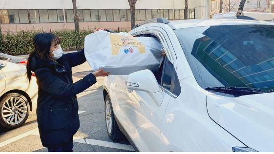 설 명절을 3일 앞둔 9일 드라이브 스루 방식으로 설 선물이 전달되고 있다. 서울시립뇌성마비복지관 제공
