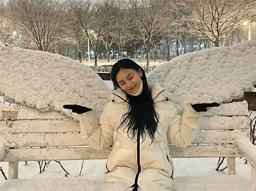 Girl group GFriend member Umji (real name Kim Ye-won and 23) has revealed the latest situation.GFriend Umji posted a picture on the 9th day Instagram, saying, Dawn of the day when I was snowing.Umji, dressed in white long padding, poses on a snowy bench; the ornaments attached to the bench are angel wings; Umji is smiling with his eyes closed.The photo of Umjis cute charm is highlighted by the photo of the camera while posing V. Netizens responded such as I Love You.GFriend was active last year as a song MAGO.
