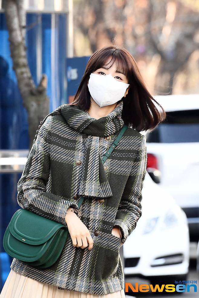 Actor Park Ha-sun is entering the broadcasting station to attend the SBS Power FM Cinetown of Park Ha-sun radio schedule at SBSMok-dong disteinct in Yangcheon-gu, Seoul on the 9th day of February.