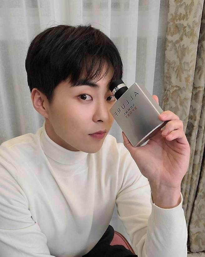 Group EXO Xiumin reported on the current situation.Xiumin posted a photo on his personal instagram on February 9 with an article entitled Hello ~ You have been a long time! I have met again and please continue to ask for it.In the open photo, Xiumin boasted a sleek jaw line and took a selfie, especially after the Discharge, the more dignified Xiumin was drawn to the look.Earlier, Xiumin joined the active duty in May 2019 and discharged on December 6, 2020.After the discharge, he played an active role on TVN When will I let you dance your shoulders, MBC Save me Holmes and others.In addition, he released the TVN Saturday drama Iron Queen OST and showed a move.