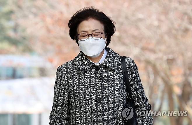 '환경부 블랙리스트' 김은경 징역 2년 6개월로 법정구속 (서울=연합뉴스) 김인철 기자 = '환경부 블랙리스트' 사건으로 재판에 넘겨진 김은경 전 환경부 장관이 9일 오후 서초구 서울중앙지방법원에서 열린 직권남용 권리행사방해 혐의에 관한 1심 선고 공판에 출석하기 위해 법정으로 향하고 있다.      김 전 장관은 이날 선고 공판에서 징역 2년 6개월의 실형을 선고받고 법정 구속됐다. 2021.2.9 yatoya@yna.co.kr