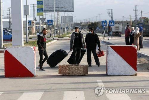 라파 국경 검문소를 넘어오는 팔레스타인 가자지구 주민 [AFP=연합뉴스]