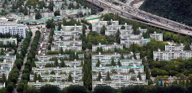 1970년대 개발시대에 빠르게 도심 주거난을 해결했던 `아파트지구`가 이제 더 이상 도시계획상 존재하지 않게 됐다. 서울의 역대 `아파트 지구`중에서 가장 넓었던 서울 반포주공1단지 전경 <매경DB>