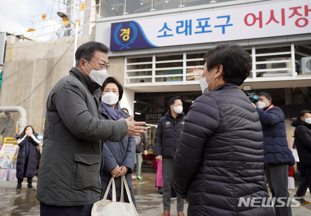 [인천=뉴시스]박영태 기자 = 문재인 대통령과 부인 김정숙 여사가 10일 오전 인천시 남동구 소래포구 전통어시장 상인 격려 방문을 하고 있다. 2021.02.10. since1999@newsis.com