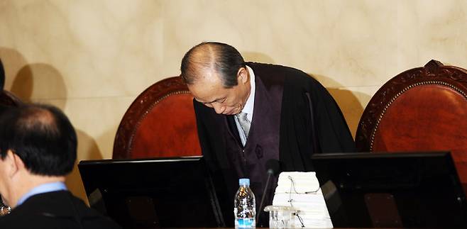 이용훈 대법원장이 2010년 1월 21일 오후 서울 서초동 대법원에서 열린 사립학교 내 종교자유 문제에 대한 공개변론에서 자리에 착석하고 있다. 뉴시스