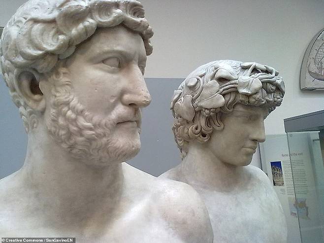 하드리아누스와 그의 애인 안티누스의 조각상(사진=위키 커먼스)