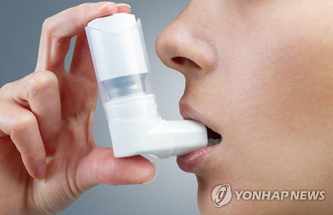 천식치료제 흡입 [게티이미지뱅크 제공=연합뉴스 자료사진]