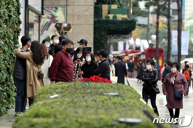 서울 중구 롯데백화점 에비뉴엘 명품관 '오픈런'을 위해 대기하는 고객들.. 2020.11.1/뉴스1 © News1 이광호 기자