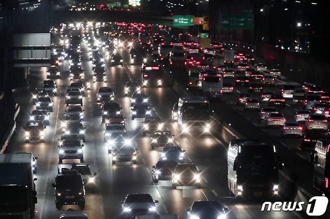 설 연휴를 하루 앞둔 10일 오후 경기도 용인시 신갈분기점 인근 경부고속도로 하행선이 교통량이 늘어났지만 원활한 흐름을 보이는 데 반해 상행선은 정체를 빚고 있다. 2021.2.10/뉴스1 © News1 조태형 기자