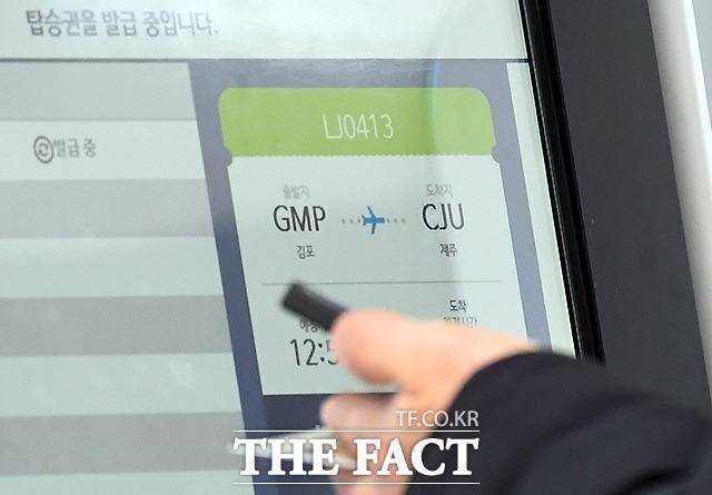 설 연휴 기간 국내 항공사들의 항공편이 대거 국내선으로 쏠릴 것으로 예상되는 가운데 항공업계에서는 과도한 할인 경쟁 등으로 특수를 기대하기 어려울 것이라는 우려 섞인 전망이 나온다. /더팩트 DB