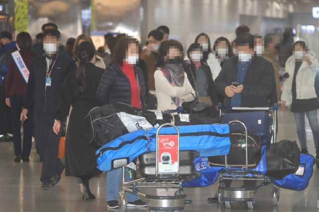 설 연휴 첫날인 11일 오전 제주국제공항 도착장이 입도객들로 붐비고 있다. 연합뉴스