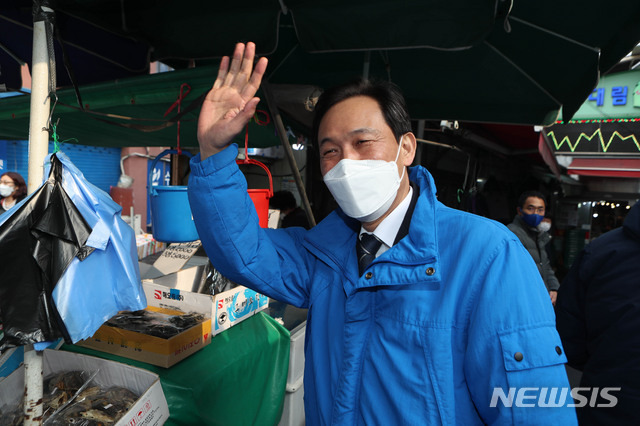 [서울=뉴시스]국회사진기자단 = 서울시장 보궐선거에 출마한 더불어민주당 우상호 예비후보가 설 연휴를 하루 앞둔 10일 오후 서울 은평구 대림시장  방문해  인사하고 있다. 2021.02.10. photo@newsis.com