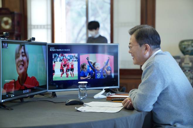 문재인 대통령이 11일 오전 설 명절을 맞아 청와대 관저에서 축구 국가대표 지소연 선수와 영상통화를 하고 있다.  청와대 제공