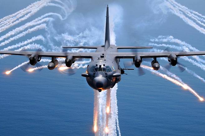 002 AC-130U 스푸키는 이전의 AC-130H에 비해 야간감시장비와 사격통제장비도 강화되었고, 적 방공망 하에서도 효과적인 작전이 가능하도록 생존장비도 충실하게 갖추었다. 사진=미 공군