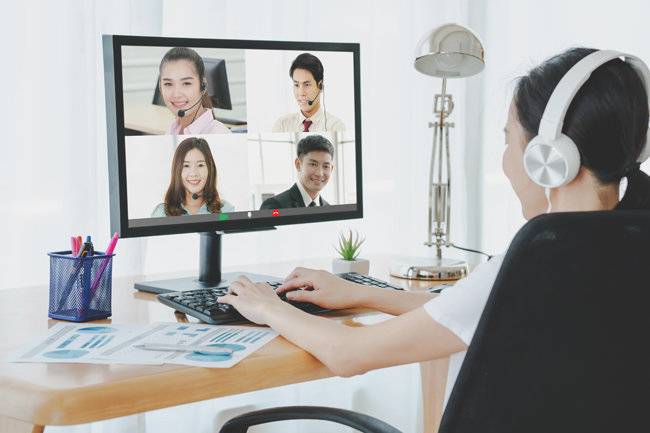 코로나19 확산으로 인한 사회적 거리두기 때문에 그룹 화상통화 앱을 이용해 만나는 사람들이 늘고 있다. [Gettyimage]