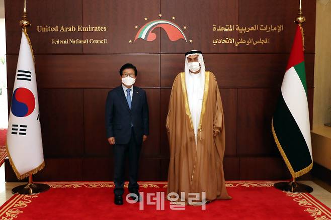 박병석(왼쪽) 국회의장과 사끄르 고바쉬 사이드 알 마리 UAE 연방평의회 의장. (사진=국회의장실 제공)