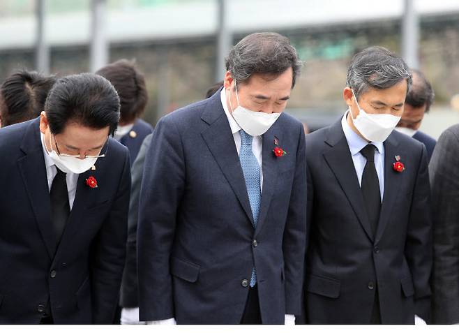 전남을 방문한 이낙연(가운데) 더불어민주당 대표가 지난 11일 오후 순천시 덕연동 여순항쟁위령탑을 찾아 희생자들의 명복을 빌며 묵념하고 있다. (사진=연합뉴스)