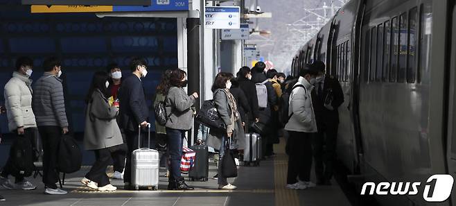 설 연휴 첫날인 11일 오전 울산시 울주군 KTX울산역에서 귀성객들이 열차에 탑승하고 있다. 2021.2.11/뉴스1 © News1 윤일지 기자