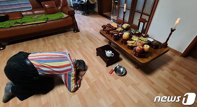 정부가 설 연휴 기간 가족끼리라도 '5인 이상 모임'을 금지하는 고강도 코로나19 방역규제을 내놓은 가운데, 12일 오전 경기 수원시의 한 가정에서 설 차례를 지내고 있다.2021.2.12/뉴스1 © News1 정진욱 기자