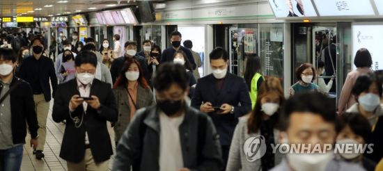 자료사진. 한 지하철 역에서 출근길 시민들이 마스크를 쓰고 이동하고 있다. 사진은 기사 중 특정표현과 관계 없음. [이미지출처=연합뉴스]