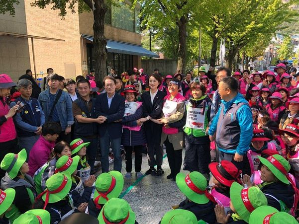 전국학교비정규직연대회의(학비연대)와 교육 당국은 15일 임금 교섭에 잠정 합의했다. 유은혜 교육부 장관과 조희연 서울교육감은 이날 잠정 합의에 따라 학비연대가 보름째 단식 농성을 펼치고 있던 청와대 앞을 찾아 학비연대 측과 만났다.
