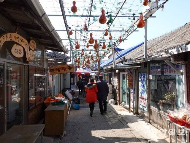 평일 한산한 시각에도 관광객들의 발걸음이 끊이지 않는 대룡시장.