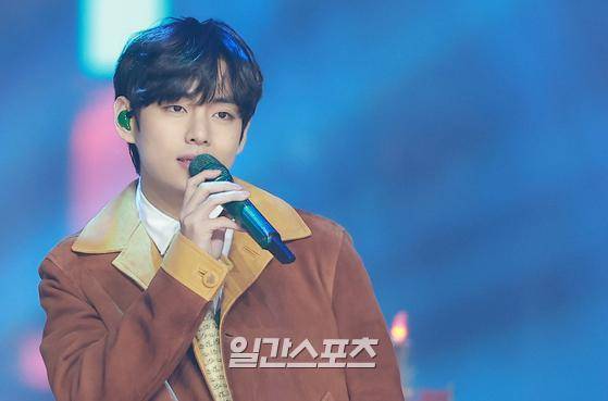 그룹 방탄소년단이 10일 오후 경기도 고양시 대화동 킨텍스에서 언택트로 열린 ’제35회 2021 골든디스크 어워즈 with 큐라프록스’ 음반부문에서 본상을 수상 후 축하공연을 펼치고 있다. ’제35회 2021 골든디스크 어워즈 with 큐라프록스’는 JTBC, JTBC2, JTBC4에서 방송된다.  박세완 기자 park.sewan@jtbc.co.kr / 2021.01.10/