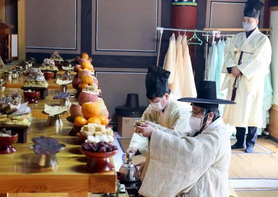 설날인 12일 경북 칠곡군 석담 이윤우 사당에서 사회적 거리두기를 지켜 4명의 종친만 참석한 가운데 차례를 지내고 있다. 뉴스1