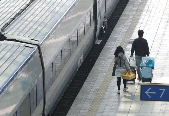 설날인 12일 오전 서울역에서 시민들이 귀성길에 오르고 있다. 뉴스1