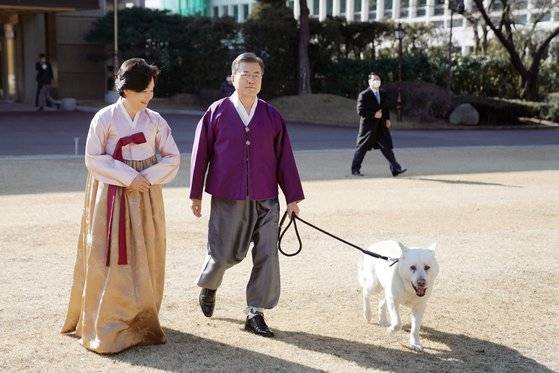문재인 대통령과 김정숙 여사가 설 명절을 맞아 새해 인사 영상 촬영을 위해 반려견과 함께 상춘재로 이동하고 있다. 청와대 제공