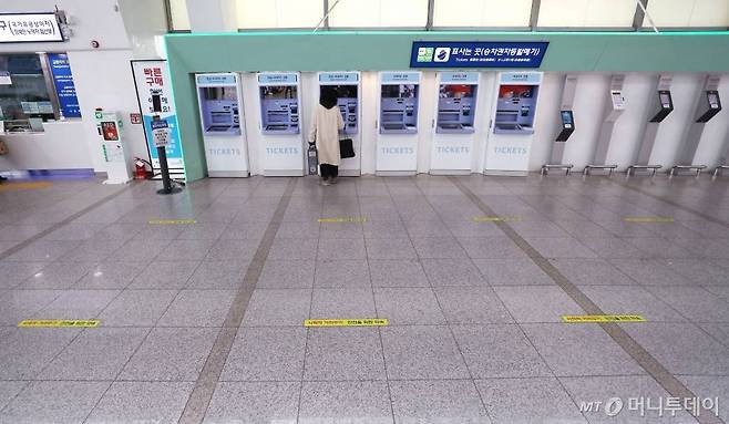 설 명절 연휴를 하루 앞둔 10일 서울역 매표소가 한산한 모습을 보이고 있다. / 사진=김휘선 기자 hwijpg@