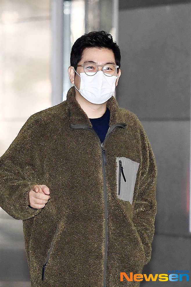 Comedian and MC Kim Yong-man is entering the broadcasting station to attend the MBC every1 South Korean Foreigners recording at MBC Dream Center in Ilsan-dong, Goyang-si, Gyeonggi-do on the afternoon of February 12th.