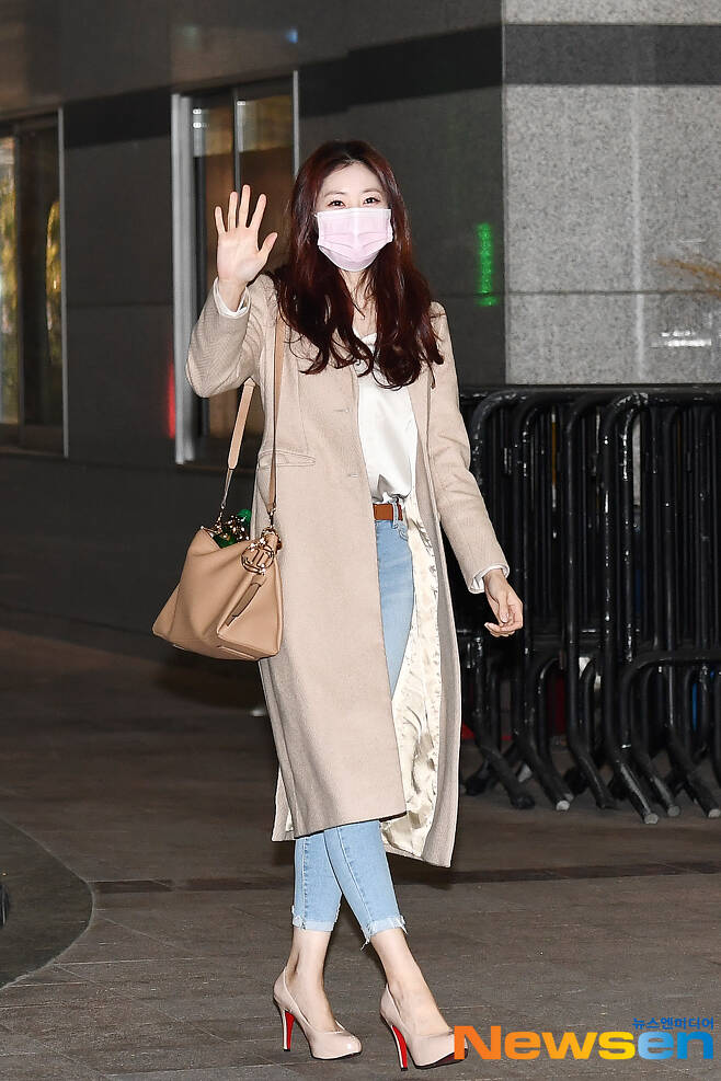 Lawyer Seo Dong-joo is entering the broadcasting station to attend the recording of MBC every1 South Korean Foreigners at MBC Dream Center in Ilsan-dong, Goyang-si, Gyeonggi-do on the afternoon of February 12.