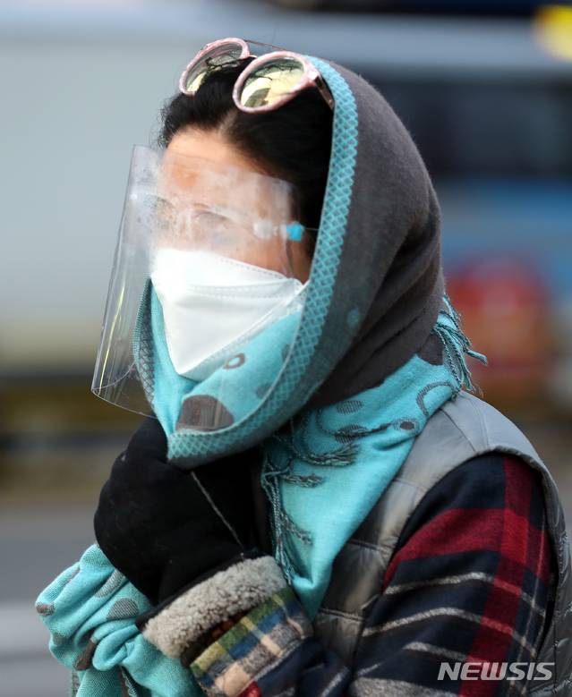 [서울=뉴시스] 이윤청 기자 = 2021년 새해 첫 출근날인 4일 서울 중구 을지로입구역 인근에서 한 시민이 페이스쉴드와 마스크를 착용한 채 걷고 있다. 2021.01.04. radiohead@newsis.co