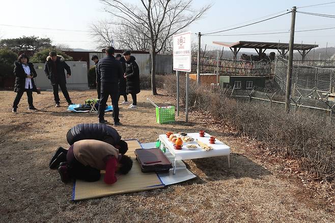 북녘 향해 올리는 절. 2019.2.5  경기 파주 임병식 기자