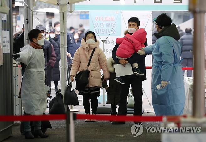 연휴 첫날, 멈추지 않고 운영되는 선별검사소 (서울=연합뉴스) 김도훈 기자 = 11일 오전 서울역광장에 설치된 임시선별검사소에서 시민들이 관계자의 안내를 받고 있다. 2021.2.11 superdoo82@yna.co.kr