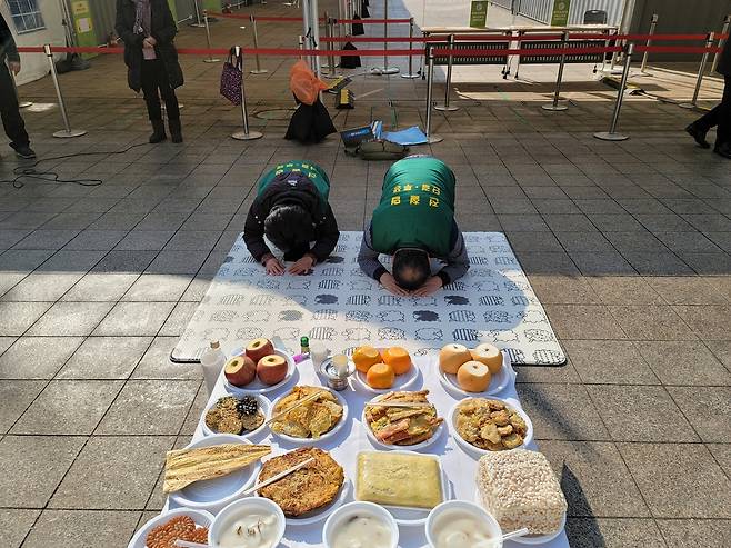 절하는 전철협 관계자들 [촬영 조다운]