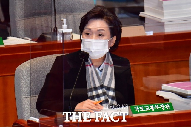 김현미 전 국토교통부 장관은 지난 2017년 12월 "세입자에게 전월세 이사 걱정 없이 안정적으로 거주할 수 있는 임대주택을 제공하는 집주인에게는 그에 상응하는 혜택을 부여하겠다"고 공표했다. /더팩트 DB
