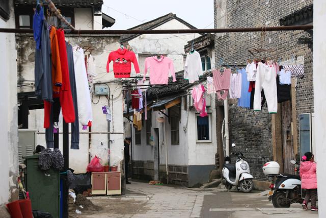 쑤저우 수향 산당의 오래된 골목 첸샤오주룽에 빨래가 주렁주렁 널려 있다. ⓒ최종명