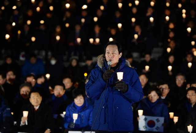 우상호 더불어민주당 의원이 원내대표 시절이던 2016년 12월 8일 서울 여의도 국회 본관 앞에서 열린 탄핵 촛불행동에서 모두발언을 하고 있다. 뉴시스