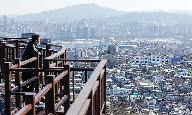 4일 서울 중구 남산에서 바라 본 도심. 뉴스1