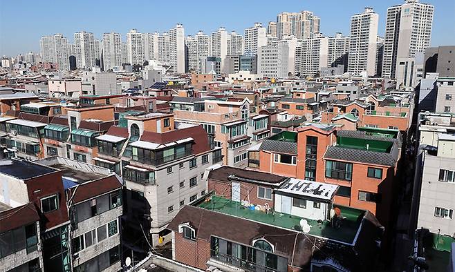지난 4일 정부가 수도권에 61.6만 가구를 공급하는 '공공주도 3080+, 대도시권 주택공급 획기적 확대방안'을 발표했다. 사진은 이날 서울 송파구 지하철 석촌고분역 인근 저층주거지인 빌라 밀집지역 모습. 뉴스1