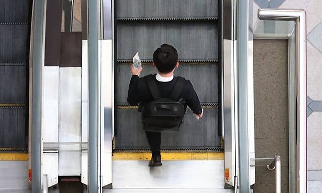 서울 코엑스에서 취업준비생이 면접을 보기 위해 고사장으로 향하고 있다. 연합뉴스