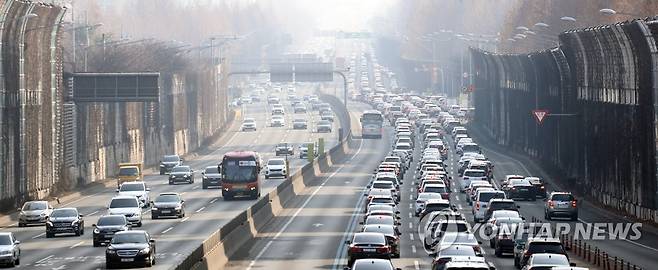 차는 막히고 미세먼지는 심하고 [연합뉴스 자료사진]