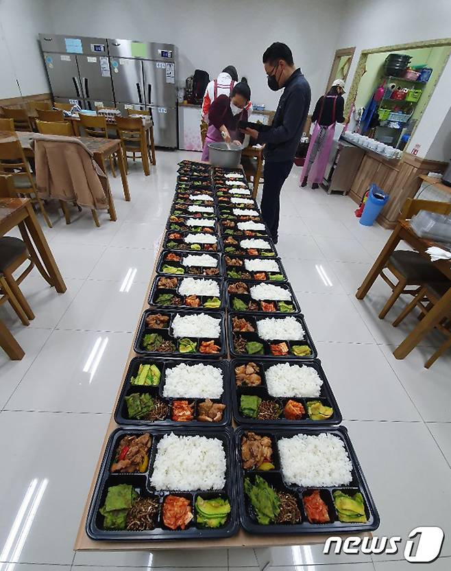 상무무등교회 교인들이 노숙인들에게 전달할 도시락을 포장하고 있다. (독자제공) 2021.2.13/뉴스1