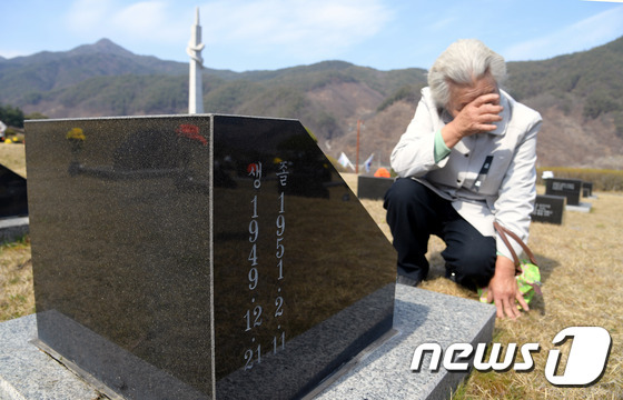 지난 2017년 3월 경남 거창군 신원면 거창사건추모공원에서 거창 양민학살 희생자 제66주기 합동위령제에서 한 유가족이 눈물을 훔치고 있다. (거창군 제공)2017.3.30/뉴스1 © News1 이철우 기자