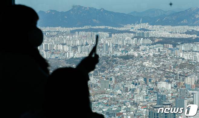 4일 서울 중구 남산서울타워에서 바라 본 도심 아파트 일대. 정부는 이날 '공공주도 3080+, 대도시권 주택공급 획기적 확대방안'(2·4공급대책)을 통해 2025년까지 서울 32만가구, 전국 83만가구를 추가 공급하겠다고 밝혔다. 국토교통부는 신규택지의 구체적 입지를 올 상반기 내 2~3차례 나눠 발표할 예정이다. 2021.2.4/뉴스1 © News1 안은나 기자
