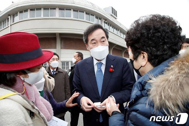 이낙연 더불어민주당 대표가 11일 전남 순천시 연향동 팔마운동장 옆에 있는 여순항쟁탑을 방문, 장경자 여순민중항쟁기념사업회 회장(오른쪽)과 이야기를 나누고 있다. 이 대표는 이날 여순항쟁탑을 참배한 후 유족회원들과 만나 "2월 임시국회에서 '여순사건 특별법'을 통과시키겠다＂고 약속했다.2021.2.11./뉴스1 © News1 지정운 기자