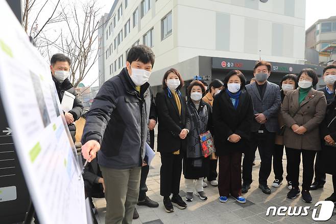 서울시장 보궐선거에 출마한 더불어민주당 박영선 예비후보가 11일 서울 성북구 정릉 청신호 1호 행복주택(청년·신혼부부 행복주택)을 방문해 관련 정보를 듣고 있다.(박영선 캠프 제공) 2021.2.11/뉴스1 © News1 민경석 기자