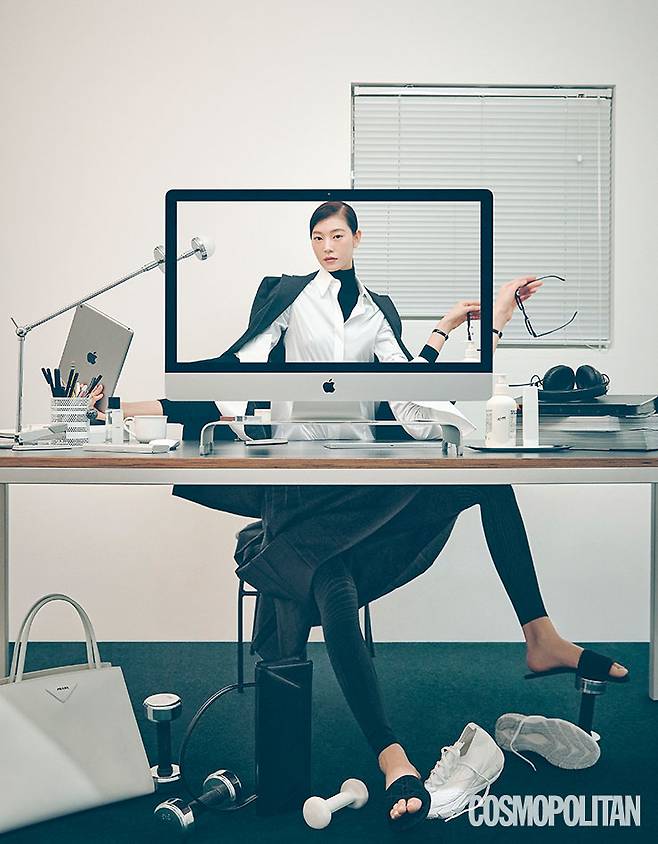 재킷 18만8천원, 스커트 15만8천원 모두 아바몰리. 셔츠 가격미정 휴고보스. 니트 터틀넥 가격미정 레하. 레깅스 7만9천원 리복. 시계 1백6만원 펜디 by 갤러리어클락. 슬라이드 가격미정 디올. 손에 든 안경 24만원 로렌스폴. 바닥에 놓인 토트백 가격미정 프라다. 숄더백 34만8천원 렉토. 스니커즈 19만8천원 언더아머.